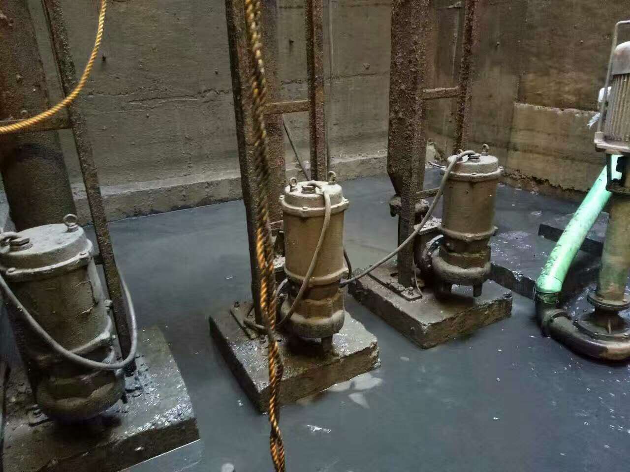 平邑污水池清理